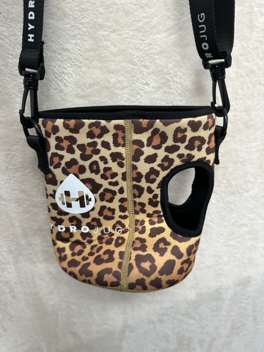 Hydrojug Sleeve Leopard Print with black crossbody strap